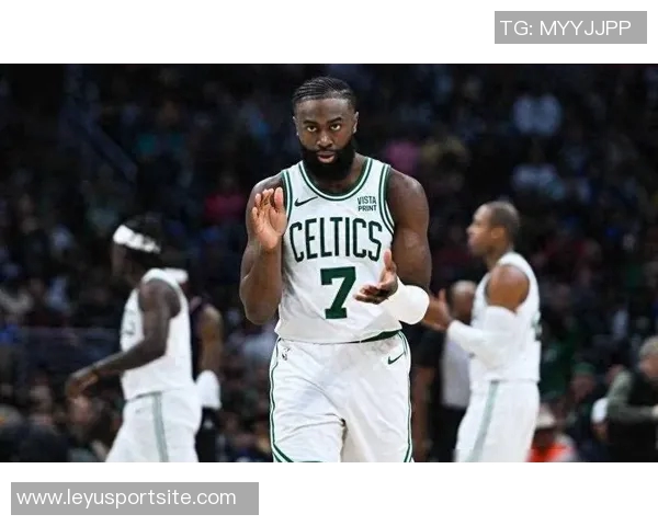 杰伦布朗首节低迷次节回暖上半场狂砍19分展现强大实力